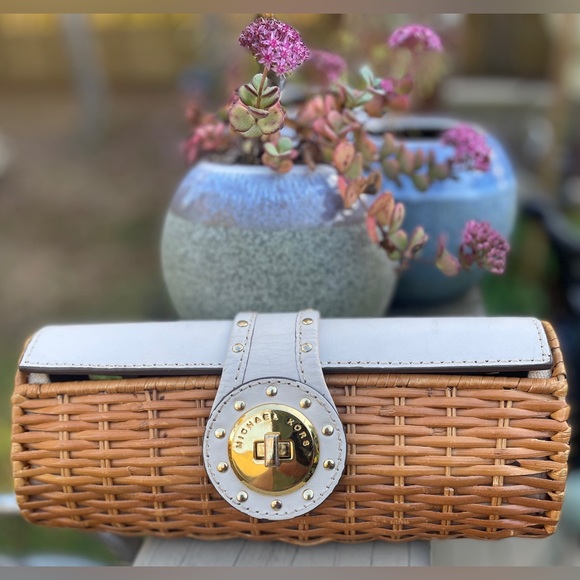 Michael Kors clutch. Woven. With twist lock. - Picture 6 of 17